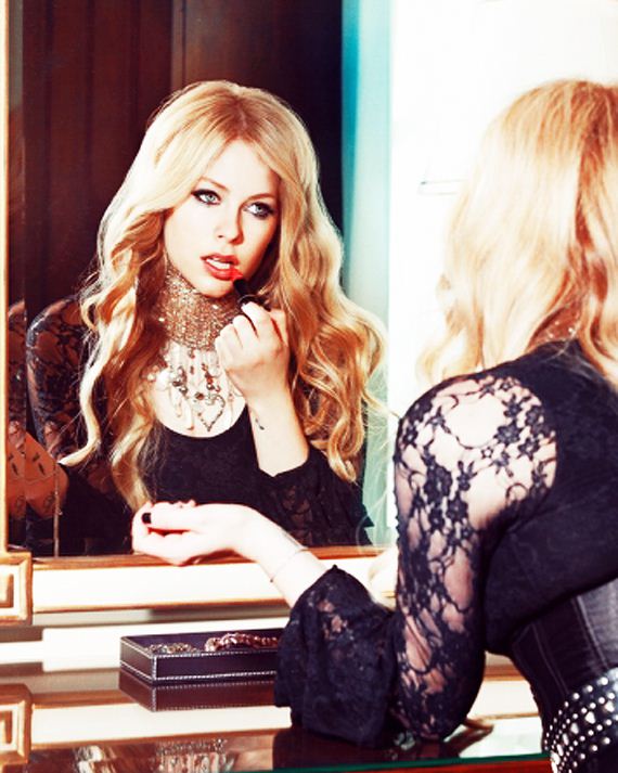 Avril-Lavigne -Glamoholic-Magazine